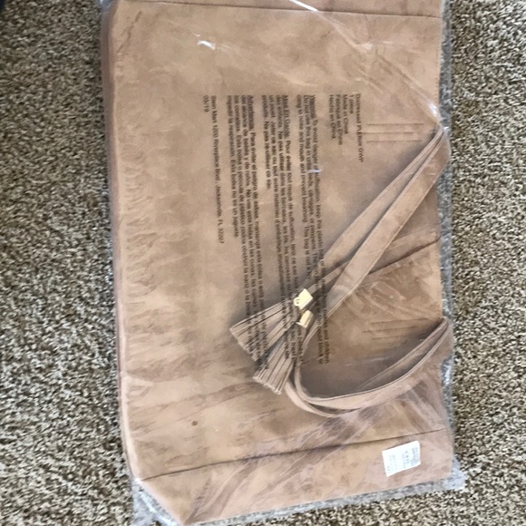 FASHION ESSENTIALS Distressed Tote - Picture 8 of 8